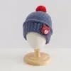 Chapéu de tricô com patch de urso de desenho animado estilo coreano para crianças, chapéu de tricô com punho em blocos de cor e pompom, chapéu quente de outono e inverno para bebê