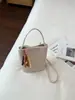 Bolsa pequena com padrão trançado retrô transfronteiriça para mulheres, nova bolsa de mão de alta qualidade da moda, bolsa tipo balde para o dia a dia, bolsa de ombro e transversal