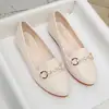 Sapatilhas femininas de bico fino, sola reta, em couro macio, coleção outono 2026, confortáveis e leves para os pés, perfeitas para mães, sapatos avulsos