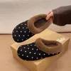 Nuevas zapatillas de algodón de lunares para mujer, otoño e invierno 2026, forradas de felpa, cálidas, antideslizantes, de suela plana para interior del hogar, zapatos peludos tipo Birkenstock