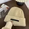 Chapéu de lã tricotado com blocos de cor retrô e padrão de losangos popular para outono e inverno para mulheres, chapéu pequeno versátil à prova de vento e quente estilo coreano para homens