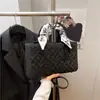 Moda Transfronteiriça Bolsa de Mão Simples Estilo Princesa Diana High-End 2026 Nova Bolsa Feminina Bordada com Lenço Ombro Único Transversal Bolsas