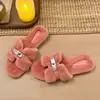 Chinelos peludos deslumbrantes e elegantes para mulheres, adequados para uso externo, novos chinelos de algodão baixos de pelúcia estilo fada francesa para outono e inverno de 2026