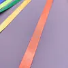 O fabricante fornece fita de poliéster brilhante de 1,5 cm para cordão DIY em estoque, disponível em 13 cores, amostras grátis disponíveis.