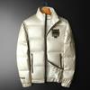 Jaqueta de Inverno Estilo Europeu para Homens, Nova Marca da Moda Gola Alta Jaqueta de Penas, Top Quente Bordado Casual Masculino, Roupa de Inverno