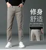 Jeans Blancos de Alta Gama Estilo Europeo a Prueba de Tres Elementos para Hombre, Corte Delgado, Elásticos, Pantalones Cónicos, Versión Forrada de Felpa Otoño e Invierno 2026, Cálidos