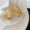 Pulsera Abierta con Patrón de Flor de Metal Transfronteriza Europea y Americana, Pulsera de Moda Casual con Personalidad, Joyería de Mano de Nicho de Lujo Ligero
