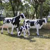 Escultura de vaca de simulación de plástico reforzado con fibra de vidrio para decoración de exteriores en patios de centros comerciales comunitarios, parques, granjas y jardines