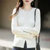 Top de tricô jacquard feminino com gola redonda, estampa de borboletas, cintura marcada, fenda na barra, mangas compridas e caimento justo.