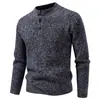 Suéter para hombre, un artículo de exportación popular para otoño e invierno, presenta un diseño de un solo botón, un cuello semi-alto, un color liso, un corte ajustado y está hecho de tela de punto elástica, lo que lo convierte en una capa base versátil.