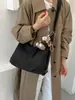 Bolso tote retro popular de temporada cruzada bolso de axila nuevo estilo moda Otoño 2026 bolso de hombro sensación de alta gama mochila