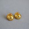 Pendientes de estilo retro europeo y americano de latón chapado en oro con diseño de flor hueca y hemisferio hueco, sencillos y de temperamento frío, para mujer.