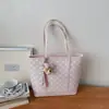 Popular bolso de hombro grande de lunares para mujer en verano, nuevo y moderno bolso cubo de cuero encerado 2026 para el trabajo y los desplazamientos, bolso de axila