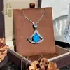 Não é o Mesmo Estilo do Pingente Feminino de Calcedônia Natural Retro Francês com um Toque de Nicho e Alto Padrão, Apresentando um Design de Saia Pequena em Forma de Leque
