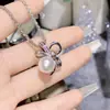 Pingente Versa Laço Francês Pérola Natural de Água Doce Imitação Pequeno e Requintado Elegante Contas de Diamante Corrente para Clavícula