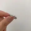 O Anel Não Desbota, com um Design Aberto para Mulheres, Oferecendo um Estilo Minimalista Vintage de Alto Padrão com Pérolas e Conchas, Versátil e Irregular, Oferecendo uma Sensação de Luxo Leve de Nicho