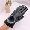 Luvas Femininas Quentes Outono e Inverno Puleather Design de Bola de Pelo Forradas com Lã Luvas à Prova de Frio Luvas de Ciclismo à Prova de Vento com Tela Sensível ao Toque
