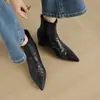 Botas Curtas de Pele de Ovelha Pretas Elegantes e Simples de 5,5cm Novo Estilo Outono e Inverno 2025 Bico Fino Salto Grosso Zíper nas Costas Botas da Moda