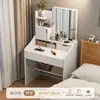 Penteadeira simples e minimalista com espelho para uso doméstico, adequada para quartos pequenos, oferecendo armazenamento fácil e múltiplas funções.