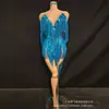 Elegante capa y falda corta de borlas brillantes color azul pavo real con pedrería para actuaciones en escenario, desfiles de moda, sesiones de fotos, bailes y fiestas anuales