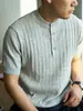 Camiseta tejida casual de manga corta para hombre estilo americano con cuello henley, estilo vintage de verano nuevo, top casual versátil