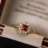 Nuevo Estilo Vino Tinto Cuadrado Pequeño Azúcar Nicho Diseño Anillo de Lujo Ligero Retro Rojo Estilo Francés Microincrustado Anillo de Moda