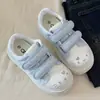 Lindas zapatillas de estudiante de lunares con suela gruesa para mujer, nuevos mocasines casuales para aumentar la altura del verano 2026, zapatos blancos versátiles