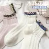Meias Curtas Finas de Primavera e Verão com Bordas Franzidas, Femininas de Renda Sem Costura em Malha Respirável Absorventes de Suor Modernas Versáteis