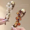 Presilha de Cabelo Torcida com Pérolas e Flores de Alto Padrão para Mulheres 2026 Novo Modelo Elegante Acessório de Cabelo para a Parte de Trás da Cabeça