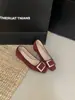 Sapatos femininos de couro envernizado com fivela quadrada de metal elegante, novo modelo da primavera de 2026, aumento interno de altura, bico quadrado, boca rasa, sapatos para o dia a dia, sapatos pequenos de couro