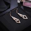 Pendientes geométricos de diamantes completos en forma de dos diamantes tridimensionales de acero de titanio de estilo coreano, temperamento femenino, pendientes de oro rosa inteligentes, venta al por mayor de fábrica