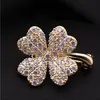 Broche de Trevo com Estilo Único e Elegante, Feito de Aço Inoxidável e Zircônia, Corsage de Conto de Fadas, Acessório Simples e Luxuoso com Acabamento que Não Desbota