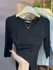 Nuevo estilo de otoño para mujer, elegante y adelgazante, camiseta de canalé de manga media de moda con cuello en U bajo y diseño en el hombro derecho, perfecta como capa interior.