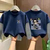 Camiseta de manga larga de algodón puro a rayas y retazos para niñas, nuevo estilo otoño 2026, corte holgado, adecuada para niños medianos y mayores, ropa de otoño, prenda interior para niñas