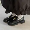Sapatos Pequenos de Couro Slip-On Versáteis Aumentadores de Altura com Solado Grosso Estilo Britânico Retrô para Mulheres 2025 Novos Loafers com Salto Plataforma Preto