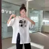 Design Sense de Primavera e Verão 2023 Estampado Dividido Manga Curta Top Feminino Solto Gola Redonda Pulôver Camiseta Meia Manga