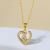 Accesorios de Colgante de Collar de Corazón de Acero de Titanio Europeo y Americano para Mujer, Estilo de Alta Gama Otoño e Invierno con Cadena de Clavícula de Acero Inoxidable Incrustada con Circonita