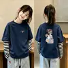 Ropa interior base de dos piezas simulada para niña Otoño 2026 Nuevo estilo Ropa de otoño para niña Camiseta de manga larga Talla mediana y grande para niños Top de algodón puro