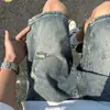 Shorts jeans finos de verão rasgados para homens, calças compridas soltas de comprimento médio com vibe retrô americana, shorts versáteis da moda para estilo de rua
