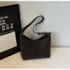 Bolso de Lujo Ligero Estilo Coreano de Nicho para Mujer 2025 Invierno Nuevo Bolso de Hombro Estilo de Gama Alta Versátil para el Trabajo Bolso Cruzado