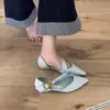 Sandálias Fechadas de Bico Fino com Fivela de Metal de Design Exclusivo para Mulheres 2026 Novo Modelo Sandálias Vazadas de Salto Baixo Estilo Elegante para o Dia a Dia