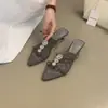 Versión de Piel de Oveja 2026 Verano Nueva Moda Chanclas de Exterior con Pedrería para Mujer Sandalias Versátiles de Tacón Bajo
