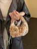 2026 Nuevo Bolso de Felpa de Mano para Mujer Estilo Suave Estilo Coreano Patrón de Nicho Bolso de Piel Bolso Pequeño Versátil de Mano