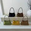 Bolso de hombro vintage transfronterizo de gamuza, un bolso de mano elegante y versátil con un toque de alta gama, perfecto para ir al trabajo, y disponible para venta al por mayor y pedidos personalizados para mujeres