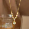 Colar de Aço Titânio Dongguan para Mulheres com Pingente em Forma de Coração com Diamante Rosa Microincrustado, Corrente para Clavícula Versátil e da Moda, Banhado a Ouro 18K