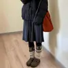 Saia plissada de malha macia e elástica para mulheres, novo estilo outono e inverno 2026, cintura elástica, versátil, linha A que afina, saia plissada com barra larga