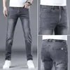 Calça jeans branca de alta qualidade de Hong Kong para homens, corte reto slim, novo estilo de seda gelada para o outono de 2026, adequada para uso profissional