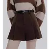 Shorts de lã plissado marrom para mulheres, novo estilo outono/inverno 2026, adequado para usar com botas, cintura alta, corte A, perna larga, calça/saia casual