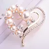 Nova atmosfera da moda broche de pérola feminino liga flor animal corsage broche de diamante fivela de lenço de seda joias atacado