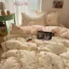 Juego de cama de cuatro piezas de crepé con estampado de encaje denso tipo puff, funda de edredón de dibujos animados, juego de tres piezas para dormitorio de estudiante al por mayor
